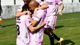 Marcos Riquelme abraza a Valentín Mancini, que acaba de anotar un golazo para el 1-0 de Real Pilar.&nbsp;