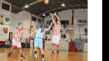 (FREDY CABALLERO). IMPARABLE. Hasenauer volvió a ser desequilibrante con su tiro a distancia..
