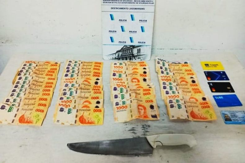 El dinero y los elementos secuestrados en poder del detenido.&nbsp;