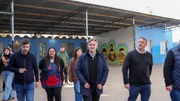 El intendente Federico Achával junto al secretario de Gobierno Santiago Laurent recorrieron las obras en la escuela Nro. 12 y el Jardín Nro. 906 de Zelaya.&nbsp;