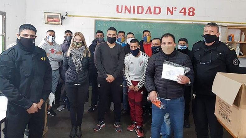ENTREGA. Detenidos y voluntarios que participan en la fabricación de barbijos..