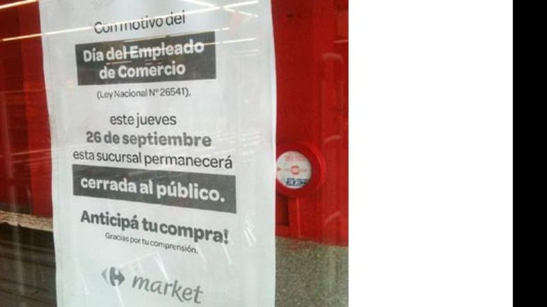 Cartel. La sucursal de Carrefour del centro de Pilar anunció que hoy cierra..