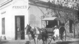 AÑO 1928. Un joven Ovidio Fortunato López posa en medio de su reparto de pan, frente al restaurante “Francés”, ubicado en Junín y 11 de Septiembre..