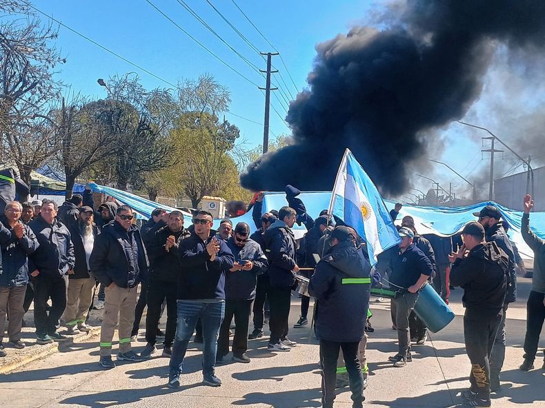 POTESTA Trabajadores de ILVA mantienen cortado uno de los principales caminos del Parque Industrial