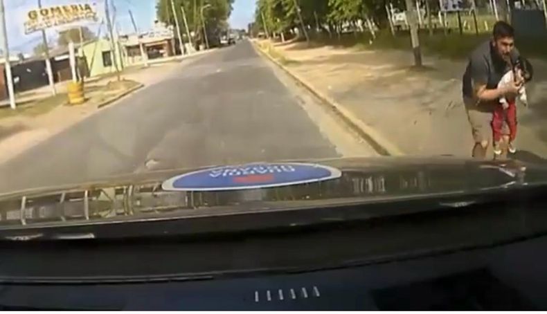 CAPTURA DE VIDEO. Momento en que los agentes detectan la situación de asfixia de la menor.