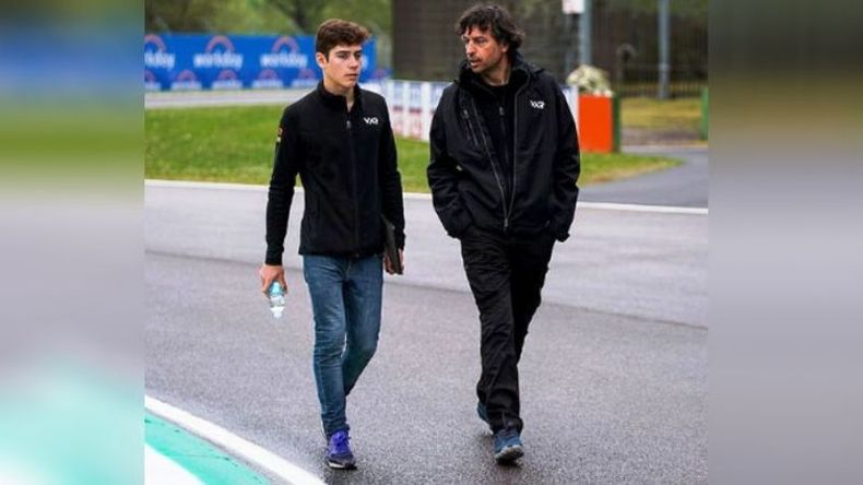 CAMINAR. Franco y el director del VAR recorren la pista de Imola..