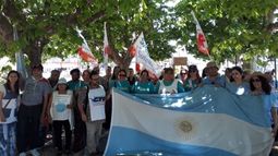 BANDERAZO. Los docentes se manifestaron en la plaza..