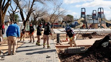 RECORRIDA. Peralta y Achával estuvieron en la renovada plaza Champagnat.