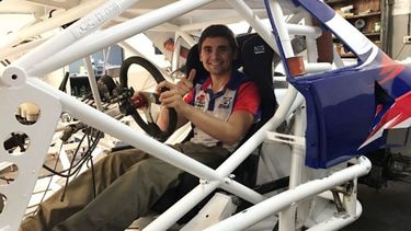 TODO OK. Vázquez en el taller del Trotta Racing, en Chacabuco..