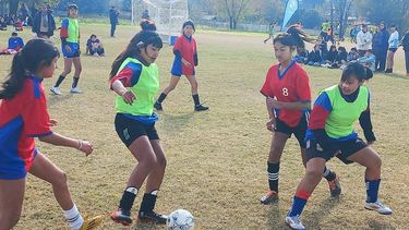 A JUGAR. Los partidos de Fútbol 5 se disputaron en el polideportivo de Pilar.