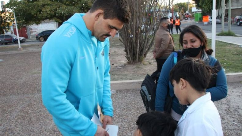 Pablo Matera firmando autógrafos en la concentración de Los Pumas..