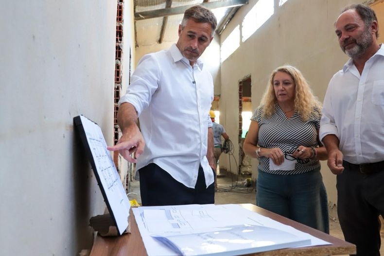 EN OBRA. Federico Achával recorrió el edificio junto al secretario de Salud, Hernán Galimberti.