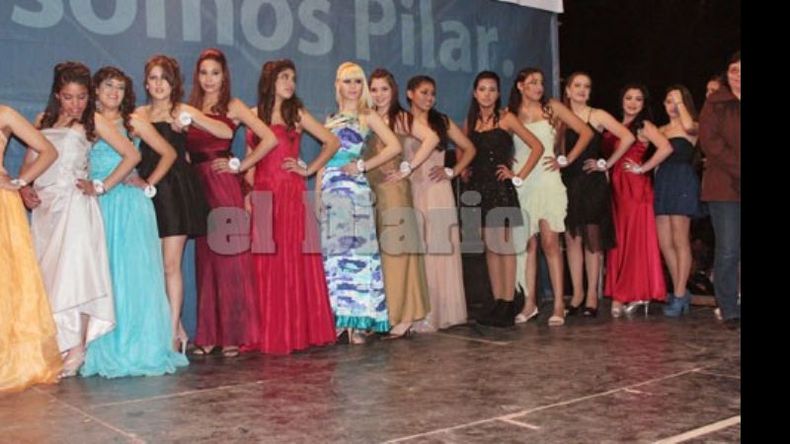 Las aspirantes a reina aguardan por la decisión del jurado el último día de festejos..