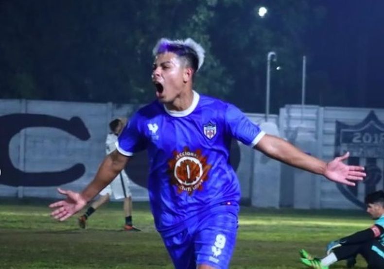 FESTEJO. El “Oso” Hernández grita el 1-0 parcial en la noche de Alberti.