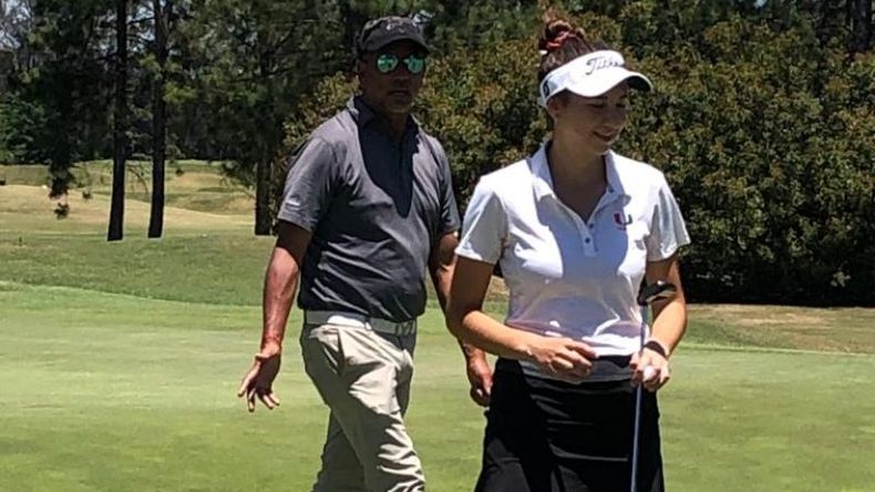 CANCHA. Aguilera (campeona 2018) y su entrenador Rubén Llanez, en la práctica de este viernes..
