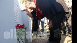 Un monolito recuerda a las víctimas de la masacre..