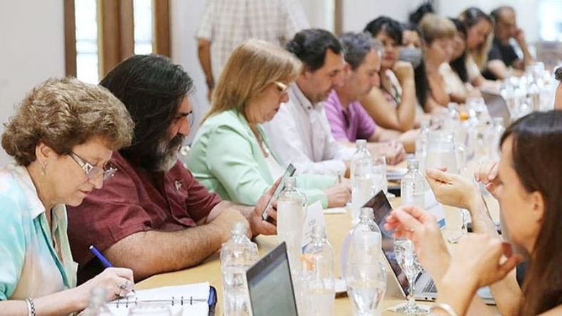 SUSPENSO. Los gremios esperan una oferta tras la reunión con el gobierno..