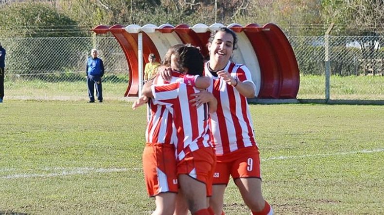 (FREDY CABALLERO). ABRAZO. Pájaro y Gallo abrazan a Tamara Frías, que ponía el 2-0 de Atlético..