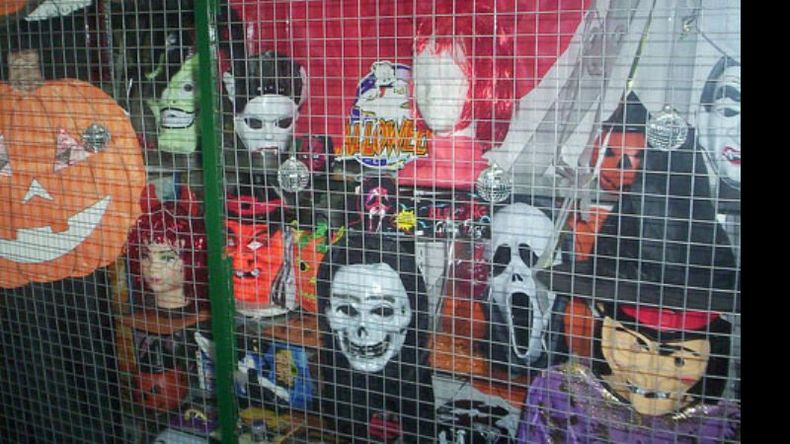 La noche de brujas copa las vidrieras, pero las ventas son flojas..