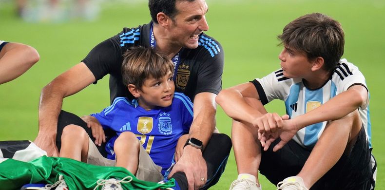 Scaloni celebra con sus hijos tras otro logro con la Selección. (AP Imagen)..jpg