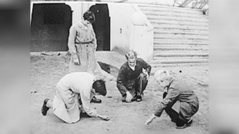 Con sus atuendos de seminaristas, alumnos del Instituto Verbo Divino juegan a la bolita en el patio del colegio, en 1949. En aquella época permanecían pupilos. .