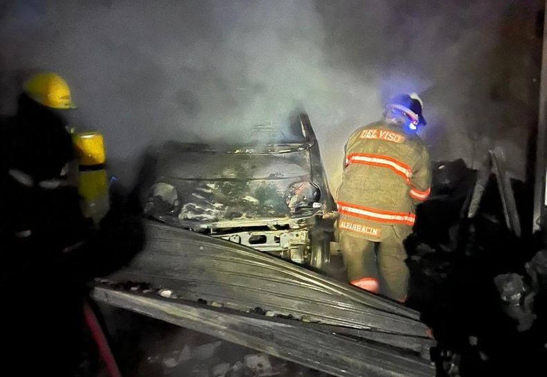 TALLER INCENDIADO. Debieron trabajar tres dotaciones de bomberos de Pilar.&nbsp;&nbsp;