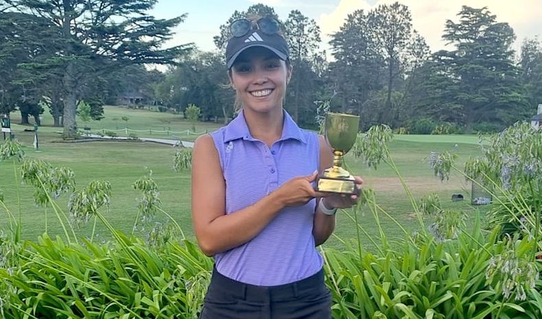 CAMPEONA. Gómez Cisterna posa con la Copa Dr. Eugenio Blanco.
