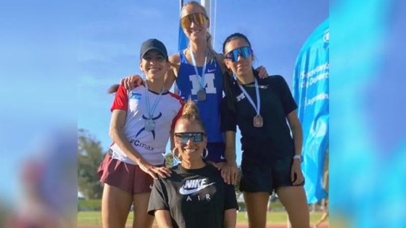 Ocampo (izq.) en el podio de los 5K..
