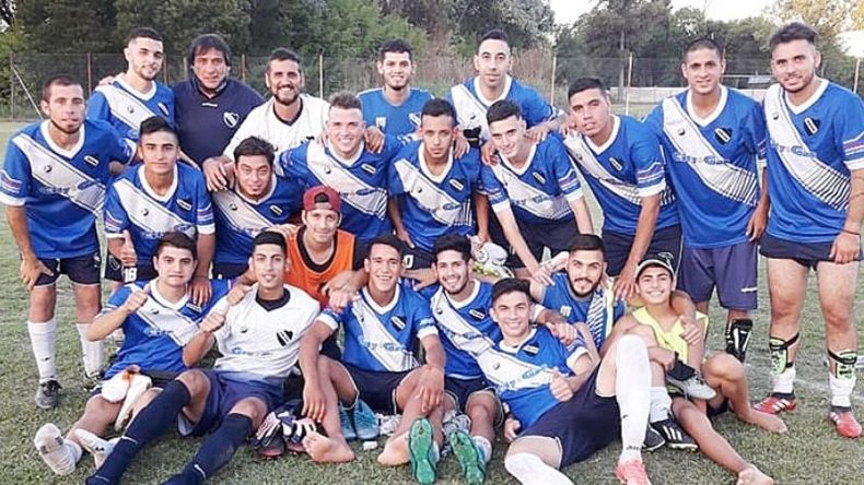 FELICIDAD. Todo el plantel de Unión festeja ser el número “1” de su grupo..