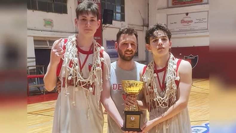 CAMPEONES SUB 15. Belaich junto al profe Sicardi y Tomás Mondrik..