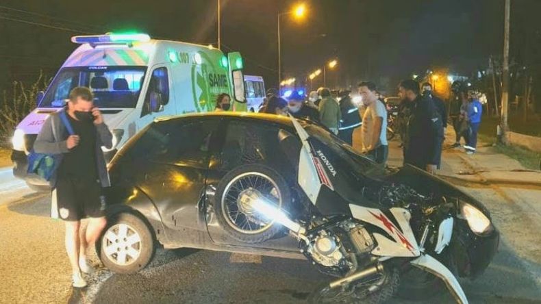 INCRUSTRADA. Así quedó la moto de las víctimas tras impactar contra el Ford Ka. .