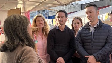 DIÁLOGO. Los candidatos charlaron con los &nbsp;feriantes en el Paseo del Centro.