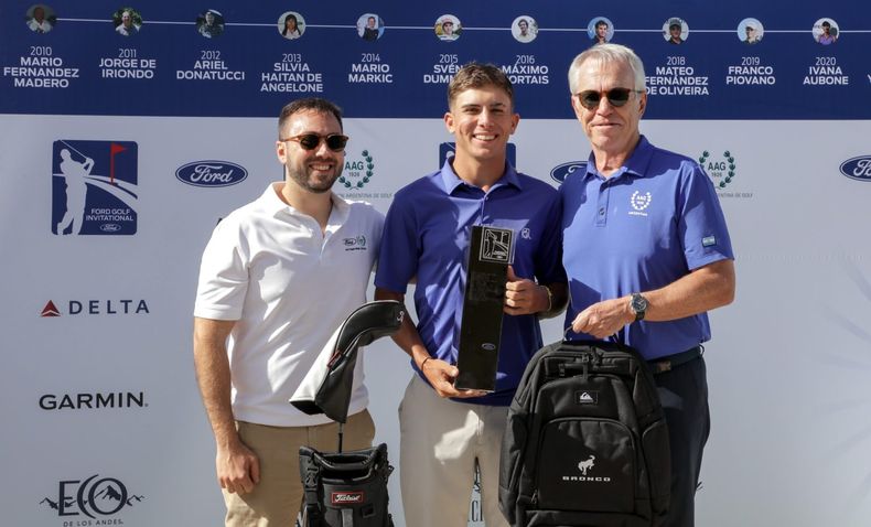 PREMIADO. Raminger junto a los organizadores tras ganar el torneo en Pilará.