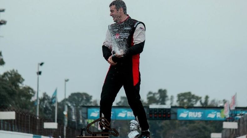 FELICIDAD. Diego Azar con su festejo en la pista del Gálvez..