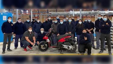 ORGULLO. Los trabajadores junto al primer a la primera unidad de Aprilia fabricado en Pilar. .