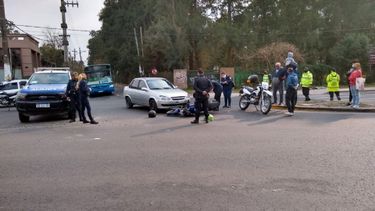 Este jueves se produjo un choque entre auto y moto..