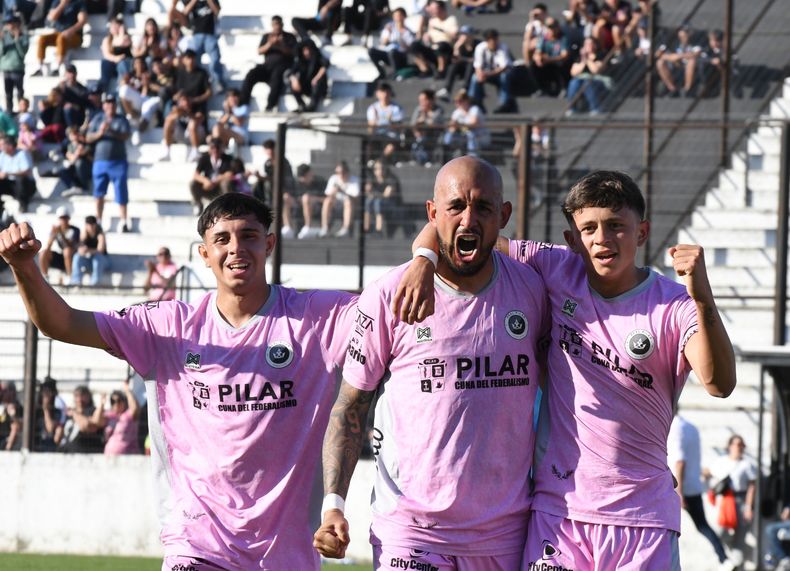 PÁJARO CON LOS PIBES. Riquelme festeja su gol con Franco Camargo Thiago Delari, quien lo asistió para el segundo.&nbsp;