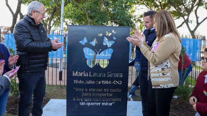 EMOTIVO. Achával y la ministra Estela Días con el padre de Laura Sirera, homenajeada en el Ni una menos..