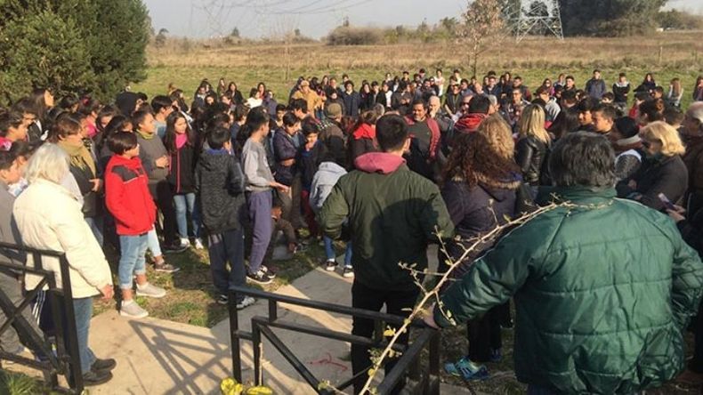EN CAMINO. Estudiantes y militantes, ayer, en el lugar de la masacre..