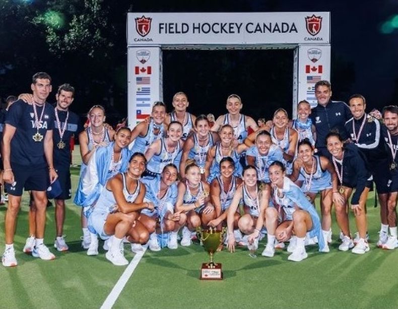 PREMIACIÓN. La Selección Argentina Junior femenina se coronó campeona invicta en Canadá.