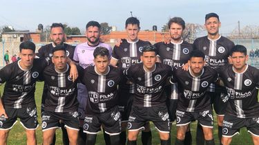 EQUIPO. El once inicial de Real Pilar que el domingo jugó en Loma Hermosa.
