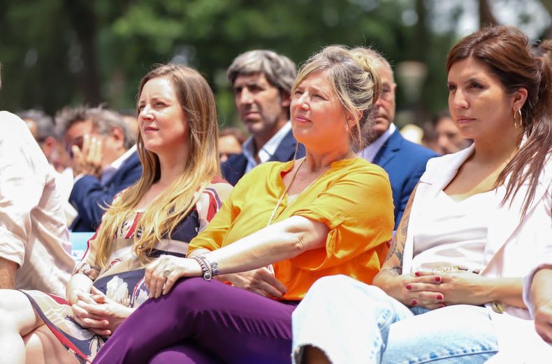 Cristina Álvarez Rodríguez (centro), jefa de asesores de Kicillof, presente en la asunción de Achával.&nbsp;
