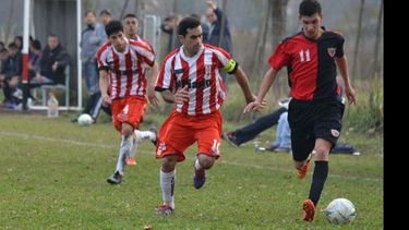 ESCAPE. Nahuel Peralta desborda ante la marca de Marcos Fernández; Derqui sumó su 7ª victoria en fila..