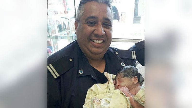 POLI-PARTERO. Rubén Rodríguez con la beba que nació ayer..