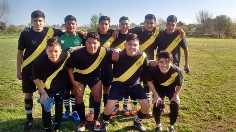 CUARTETO. La 2001/02 de El Renuevo se impuso 4-2 ante Atlético Astolfi..