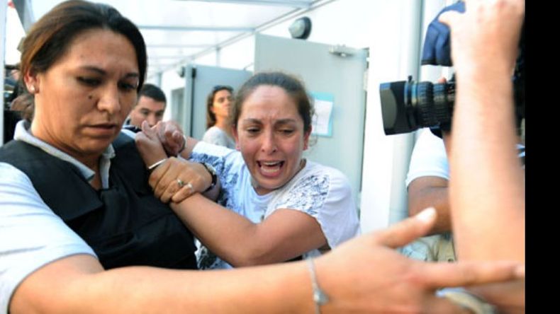 Ana Moyano, esposa de Souto, es retirada de la sala tras el veredicto. Le dieron 24 años..