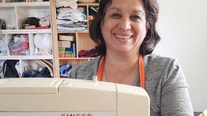 SONRISA Y SOLIDARIDAD. Pabla, detrás su su máquina Singer. .