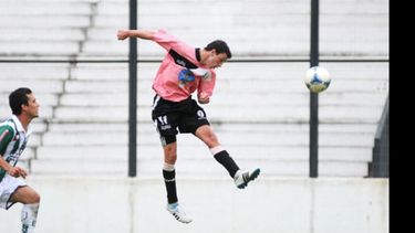 (FOTO: HEVA) González ya metió el cabezazo que tendrá destino de arco para el 1-0 definitivo..