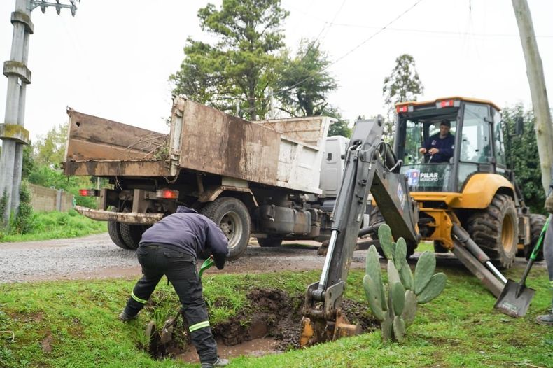 Las cuadrillas municipales de Pilar hacen trabajos como limpieza de zanjas ante el alerta del Servicio Meteorol&oacute;gico Nacional.