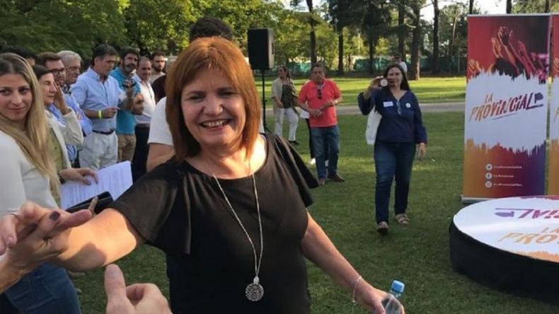 Bullrich saluda durante el acto llevado a cabo en el Instituto Atlético Pilar. .